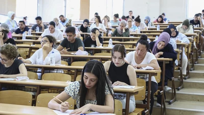 KPSS Alan Bilgisi oturumunda sınav salonunda soru kitapçıklarını inceleyen adaylar.